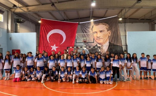 Kemalpaşa Belediyesi spor malzemesi dağıttı