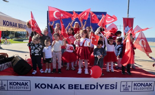 Konak'ta Cumhuriyet Bayramı coşkusu meydanlara taştı