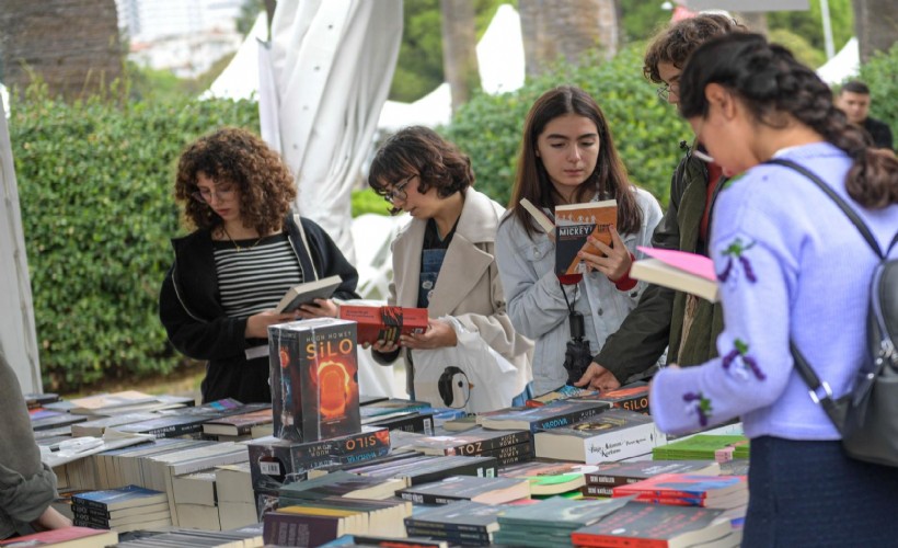 Kültürpark’ta İzmir Kitap Fuarı rüzgarı: Askıda kitap dayanışmasına ilk bağış Başkan Tugay’dan