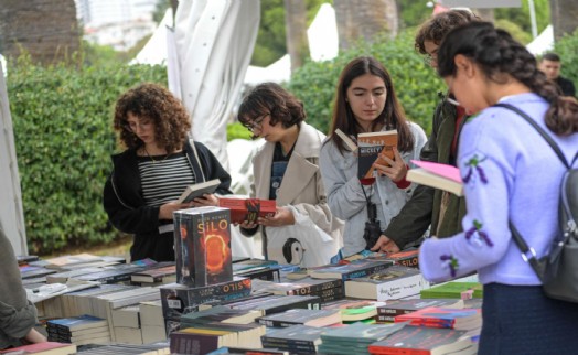 Kültürpark'ta İzmir Kitap Fuarı rüzgarı: Askıda kitap dayanışmasına ilk bağış Başkan Tugay'dan