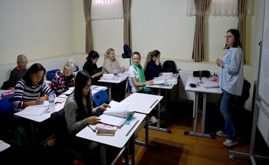 Kuşadalı yabancılar Türkçe öğreniyor