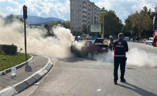 Kütahya'da araç yangını büyümeden söndürüldü