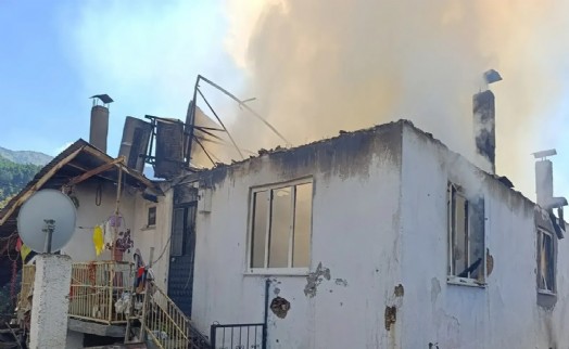 Kütahya'da çıkan yangında 2 ev kullanılmaz hale geldi
