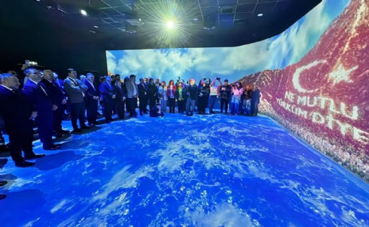 Cumhuriyet'e özel açılışta Saygılı'dan Menemen'e tam not: 'Ne çöp, ne çamur ne çukur var'