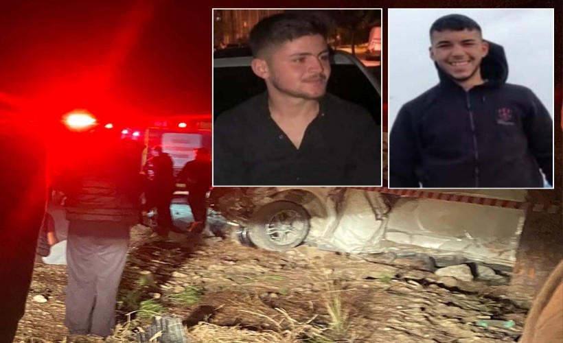 Minibüs ağaca çarptı: 2 ölü