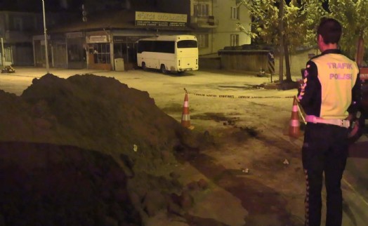 Motosikletli yol ortasındaki toprak kümesine çarptı ağır yaralandı!