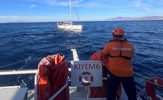 Muğla açıklarında sürüklenen yelkenli tekne kurtarıldı
