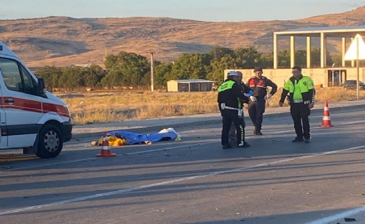 Otomobil motosikletle çarptı: 1 ölü, 3 yaralı