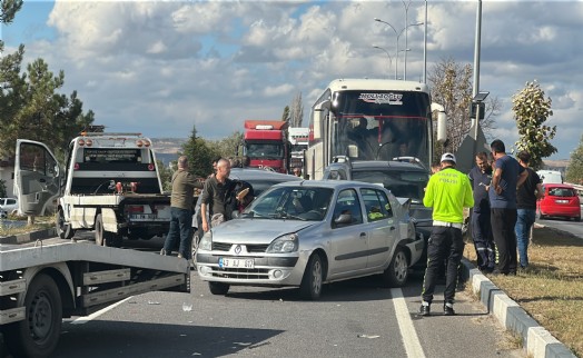 Servis otobüsü, kırmızı ışıkta bekleyen araçlara çarptı: 3 yaralı