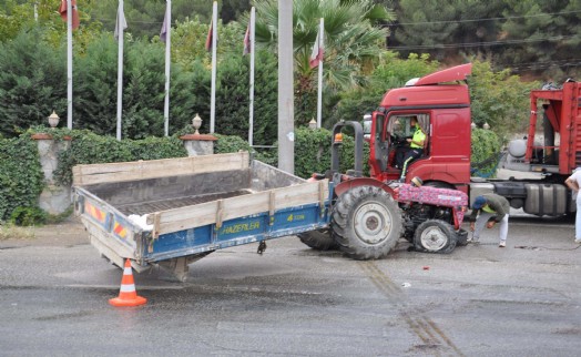 TIR'la çarpışan traktörün sürücüsü kurtarılamadı