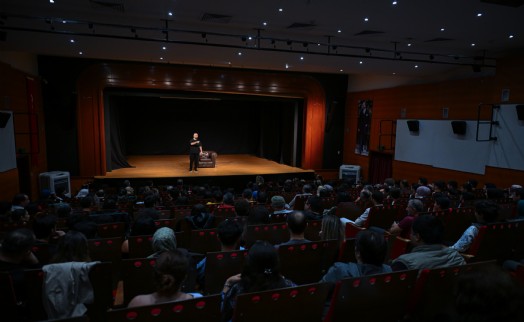 Tahsin Hasoğlu'ndan İZKİTAP'ta kahkaha dolu gece