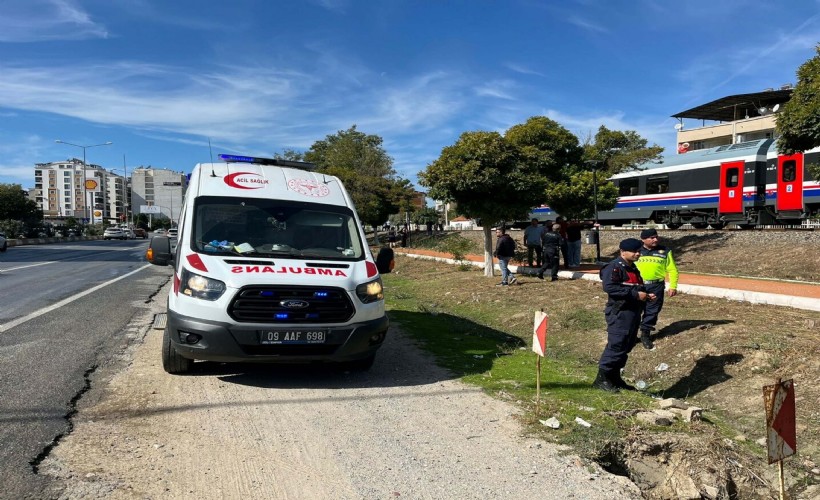 Torununu trenin altında kalmaktan kurtardı, kendisi ağır yaralandı
