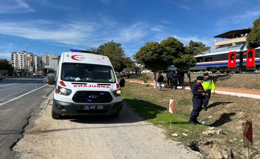 Torununu trenin altında kalmaktan kurtardı, kendisi ağır yaralandı