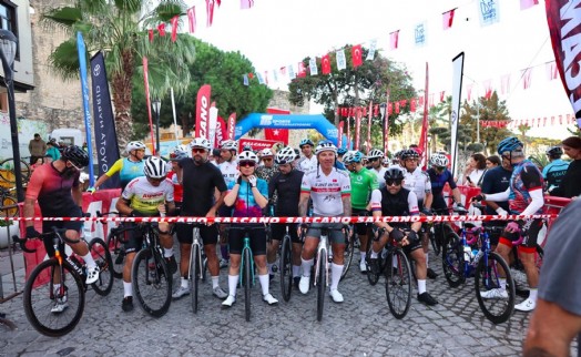 VeloTürk Gran Fondo Çeşme'de pedallar barış ve spor için döndü