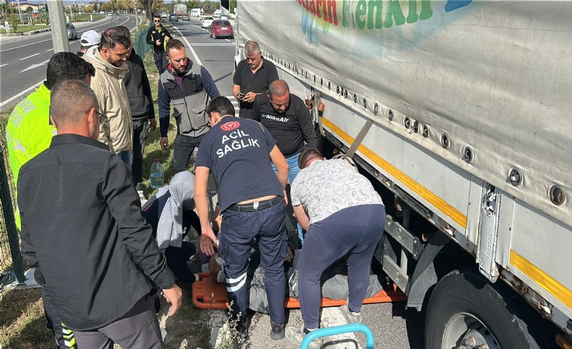 Yolun karşısına geçmeye çalışırken TIR çarptı! Refüje savrulan yaya ağır yaralandı