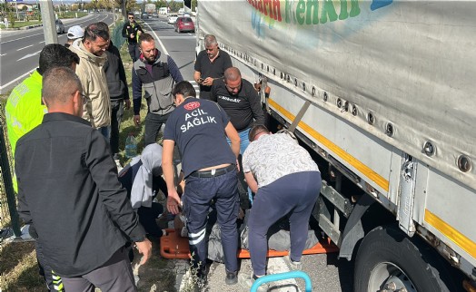 Yolun karşısına geçmeye çalışırken TIR çarptı! Refüje savrulan yaya ağır yaralandı