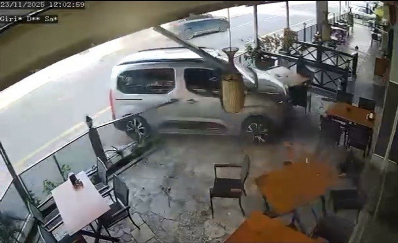 15 yaşındaki sürücü, otomobille restorana daldı; o anlar kamerada