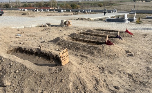Türkiye'yi kahreden son: Böcek Ailesi yan yana defnedildi
