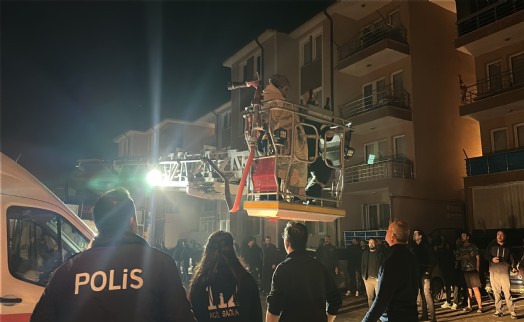 4 katlı apartmanda yangın: Mahsur kalan 1'i bebek 5 kişi kurtarıldı
