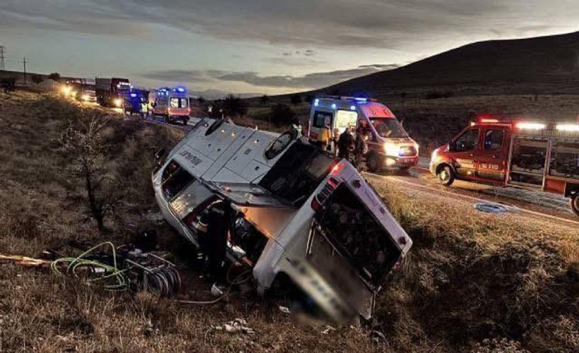 Afyonkarahisar’da yolcu otobüsü devrildi: 2 ölü, 21 yaralı