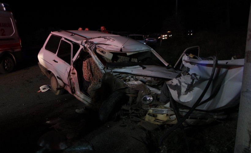 Alkollü babanın kullandığı otomobil elektrik direğine çarptı; Baba ve kızı yaralandı