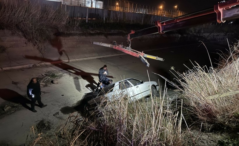 Aydın’da otomobil su kanalına devrildi: 2 yaralı
