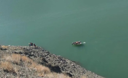 Baraja uçan araçtaki 3 kişiden 2'si öldü biri kayıp