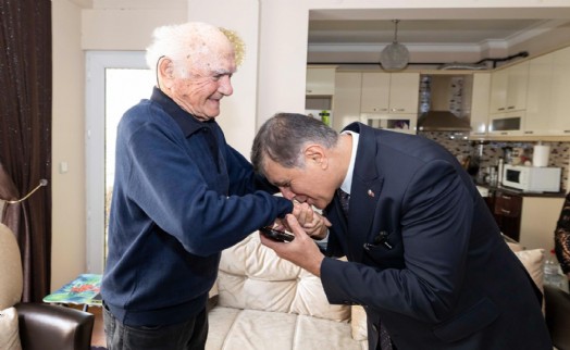 Başkan Tugay lise öğretmenini ziyaret etti