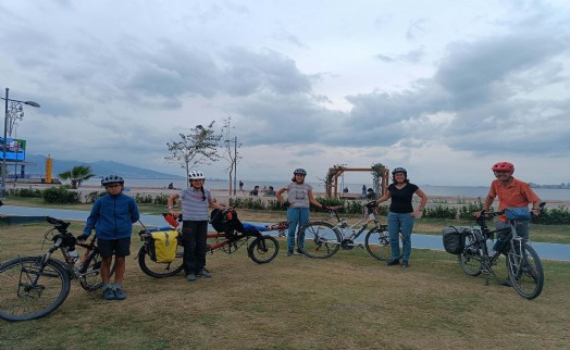 Bisikletle dünya turuna çıkan Fransız aile, İzmir'e ulaştı