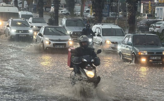Bodrum'da kuvvetli sağanak yağış; yollar göle döndü!
