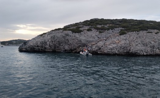 Bodrum'da bot kayalıklara çarptı: 4 yaralı