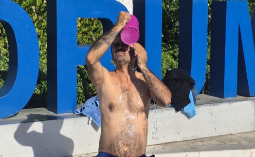 Bodrum'da susuzluğu protesto etmek amacıyla meydanda duş aldı