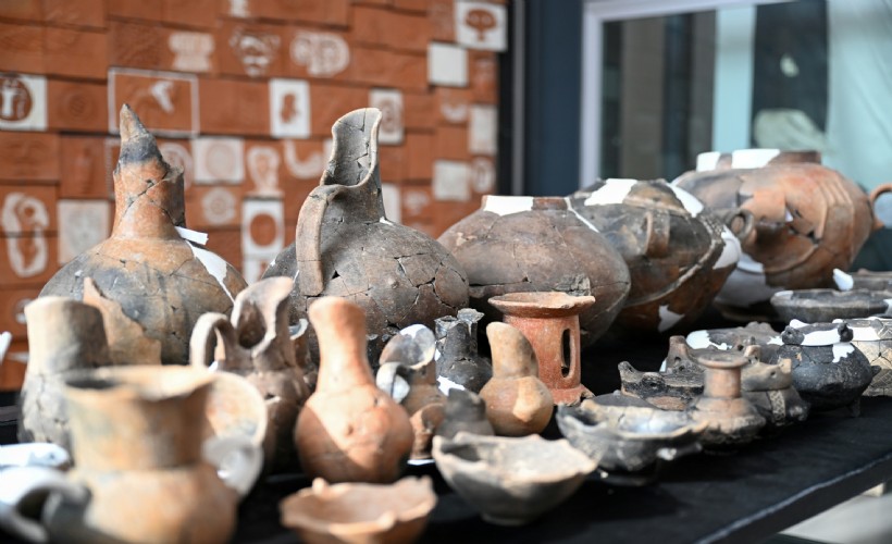 Bornova Yassıtepe’de kadın figürü ve 5 bin yıllık kaplar gün yüzüne çıktı