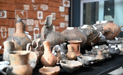 Bornova Yassıtepe'de kadın figürü ve 5 bin yıllık kaplar gün yüzüne çıktı