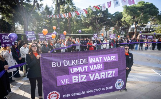 Bornova'da 25 Kasım dayanışması: Kadına yönelik şiddete karşı güçlü bir ses yükseldi