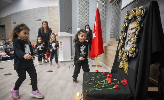 Bornova'da minik yüreklerden Atatürk'e duygusal anma