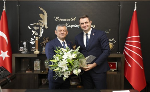 CHP Genel Başkanı Özgür Özel'den İzmir'e gençlik övgüsü