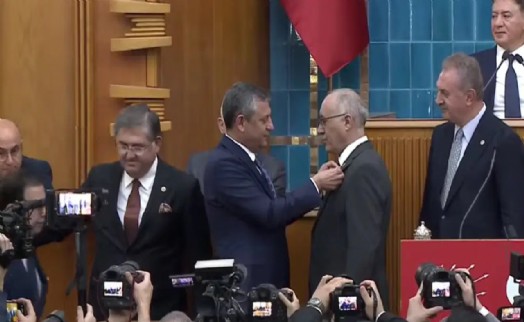 CHP Grup Toplantısı Özgür Özel kürsüde: CHP'ye bir milletvekili katılımı daha!