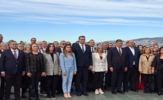 CHP İzmir'den Öğretmenler Günü mesajı: Hak ettikleri saygınlığı göremiyorlar!