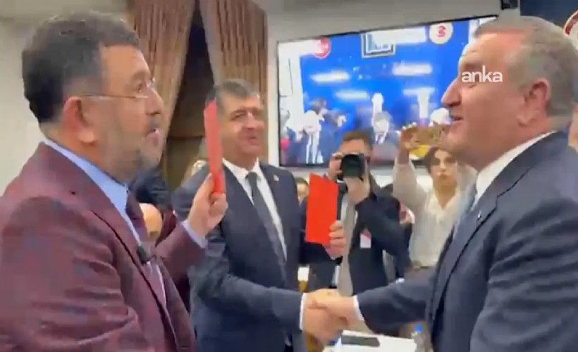 CHP'lilerden 'kırmızı kartlı' protesto: Bakan Bak'tan 'VAR'dan döner' yanıtı!