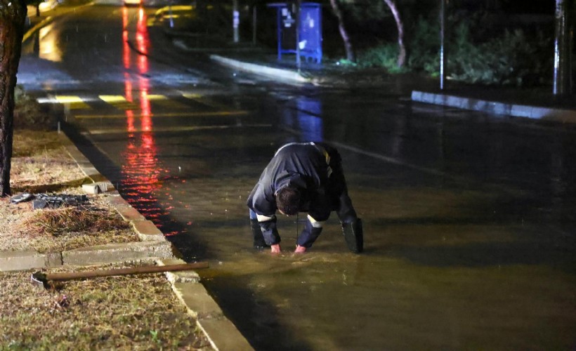 Çeşme'yi sağanak vurdu!