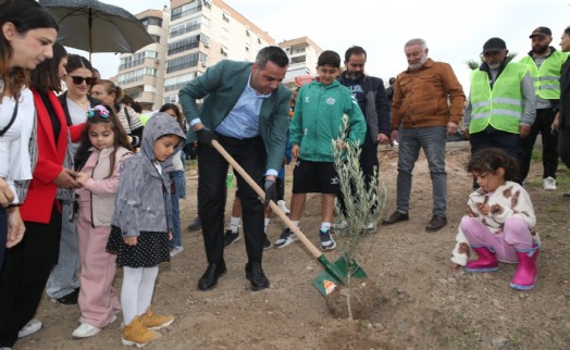 Çiğli'de 400 fidan toprakla buluştu!