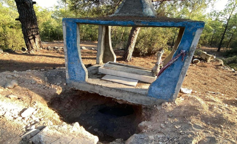 Define avcıları, 300 yıllık mezarı kazarak tahrip etti