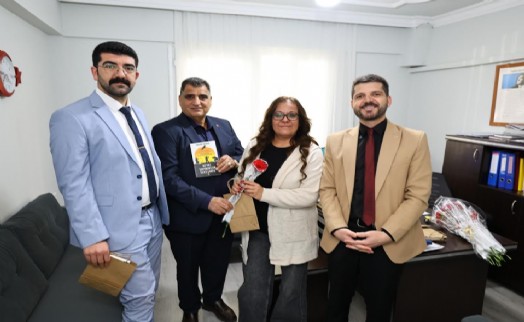 Efes Selçuk Belediyesi'nden öğretmenlere 24 Kasım hediyesi: 'Beyaz Zambaklar Ülkesinde'