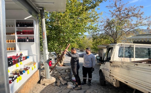 Efes Selçuk'ta görüntü kirliliği yaratan tabelalara zabıta müdahalesi