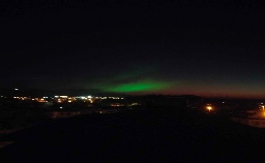 Fethiye'de gökyüzündeki mor ve yeşil ışık dikkat çekti