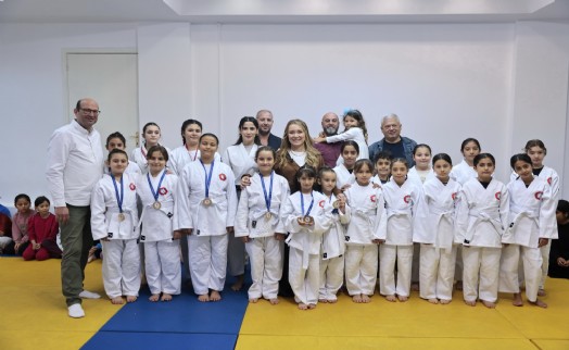 Geleceğin judocuları Konak'ta yetişiyor: Sarı kuşaklar Başkan Mutlu'dan