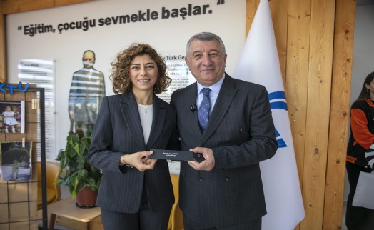 Güzelbahçe'de Belediyesi'nden 24 Kasım'a anlamlı hediye: Öğretmenlere isimli kalem