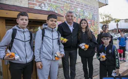 Güzelbahçeli çiftçinin dalda kalan mandalinası öğrencilere vitamin oldu