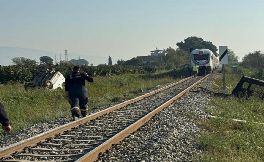 Hemzemin geçitte tren çarpan sürücü ölümden döndü!